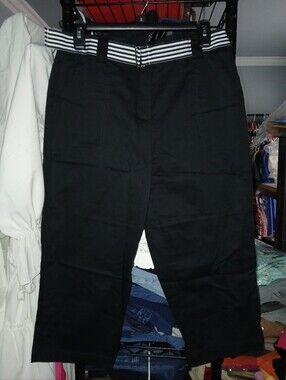 Women Black Casual Capris with Striped Waist Belt